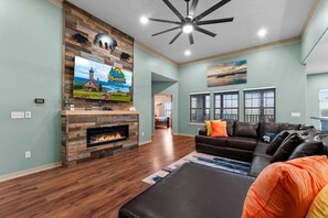 TV, fireplace, offices - Beautiful remodel, Game Room, Hot Tub, Pools, GOLF (Branson West)