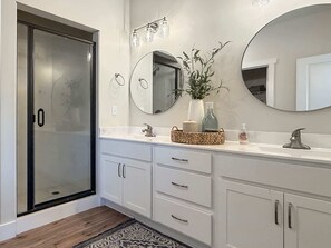 Shower - Lake Taneycomo Waterfront | Stunning Views | 3BR (Branson)