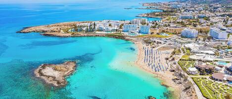 Sur la plage, chaise longue, serviettes de plage