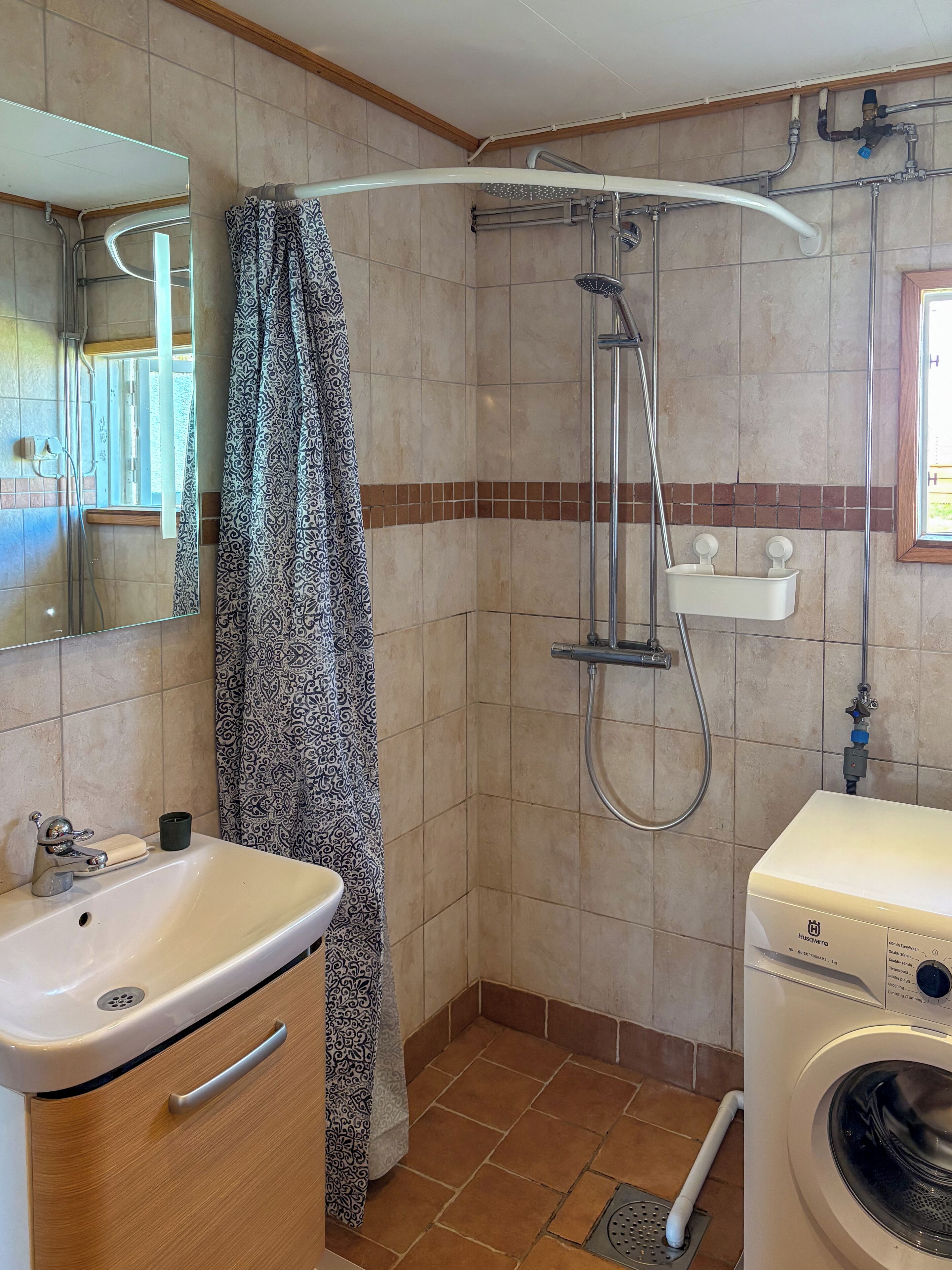 Douche, serviettes fournies, savon, papier toilette