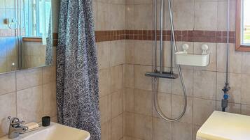 Douche, serviettes fournies, savon, papier toilette