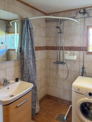 Regadera, toallas, jabón, papel de baño 