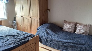 Tabla de planchar con plancha, wifi y ropa de cama 