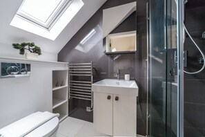Dusche, Haartrockner, Handtücher, Seife