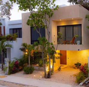 Exterior - 3 minutes to the beach
Spacious 4-bedroom, Luxury Villa Near Tulum Beach (Tulum)