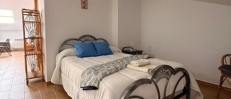 Iron/ironing board, Internet, bed sheets