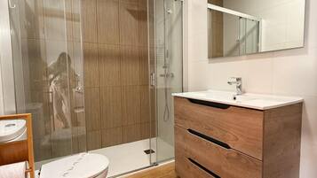 Een douche, een haardroger, een bidet, handdoeken