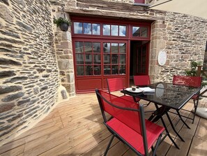 Outdoor dining - Vrbo Property (Josselin)