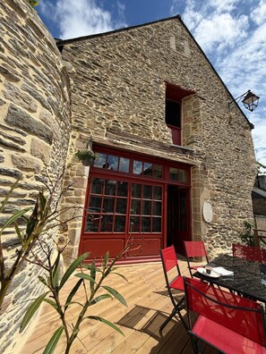 Outdoor dining - Vrbo Property (Josselin)