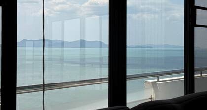 180 sqm, 3 bedroom condo with amazing oceanfront view!