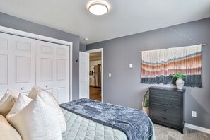 2 habitaciones, escritorio, tabla de planchar con plancha y wifi gratis 