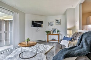 Smart TV, chimenea y oficina 