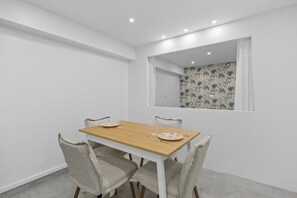 Dining - 🏡 Charming renovated 2-room apartment - Ideal location behind the Martinez in Cannes (Cannes)