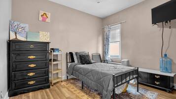 3 bedrooms, iron/ironing board, WiFi, bed sheets