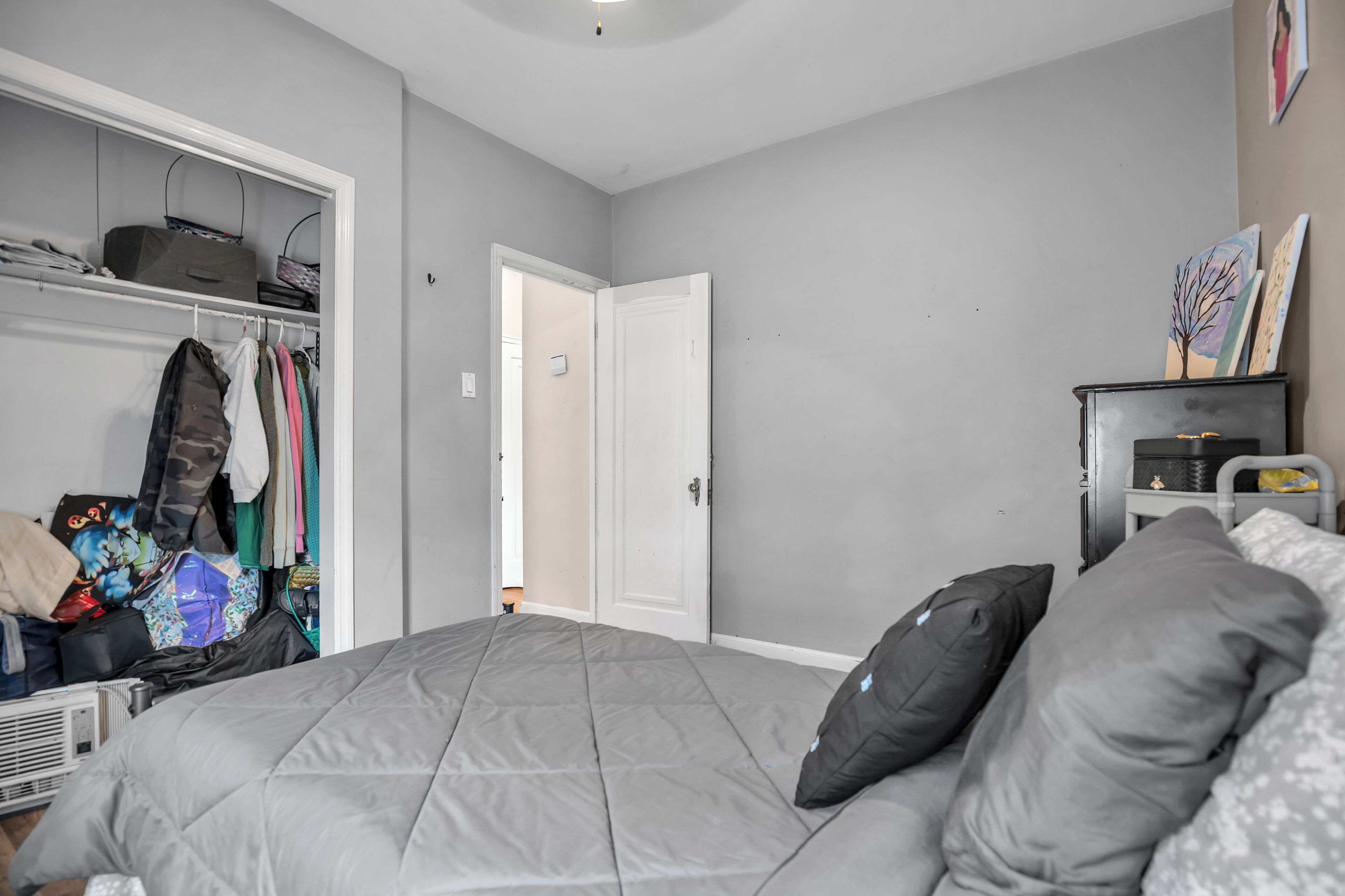 3 habitaciones, tabla de planchar con plancha, wifi y ropa de cama 