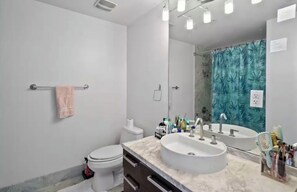 Hair dryer, towels, soap, toilet paper - Luxury Brickell High-Rise with Panoramic Bay Views & Pool (Miami)