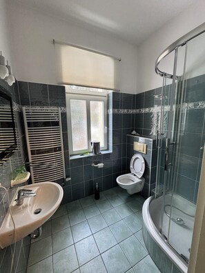 Regadera, toallas, jabón, papel de baño 