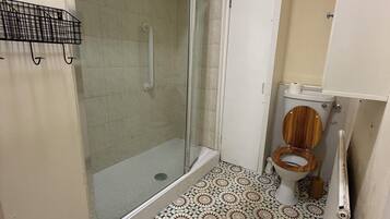 Douche, sĂšche-cheveux, serviettes fournies, savon
