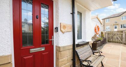 House Sleeps 7 With Parking and Garden