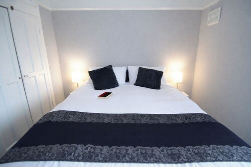 House Sleeps 7 With Parking and Garden