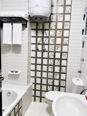 Serviettes fournies, savon, papier toilette
