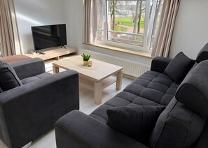 Living area - Fantastic vacation apartment "Haus am Meer" in Bad Zwischenahn with top location by the sea (Bad Zwischenahn)