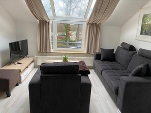 Living area - Fantastic vacation apartment "Haus am Meer" in Bad Zwischenahn with top location by the sea (Bad Zwischenahn)