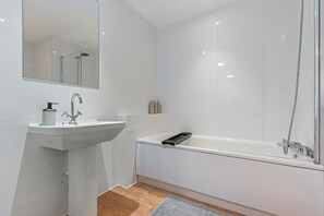 Bathroom - Modern & Cosy 1 Bedroom Flat | Sleeps 6 (London)