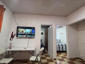 Tabla de planchar con plancha, wifi gratis y ropa de cama 