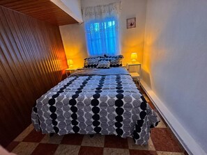 Tabla de planchar con plancha, wifi gratis y ropa de cama 