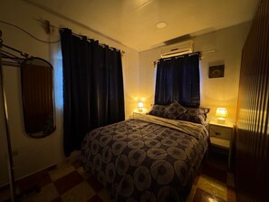 Tabla de planchar con plancha, wifi gratis y ropa de cama 