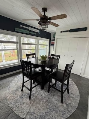 Dining - Sunrise Cove - Golf, Yoga, Beach & Fishing Retreat (Oak Island)