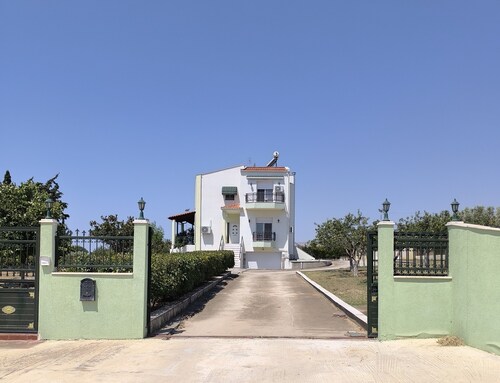 Villa Anna, Nea Chili Alexandroupoli, Apartment 1: 4 Beds, 3 Baths &Tennis Court
