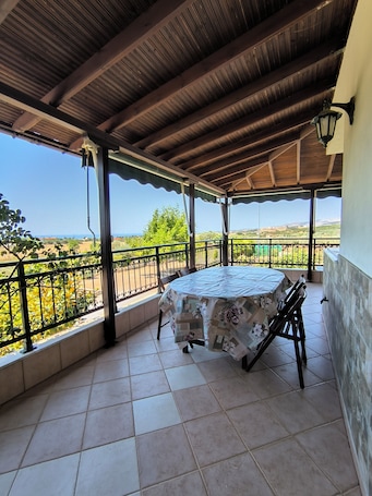 Outdoor dining. Villa Anna, Nea Chili Alexandroupoli, Apartment 1, includes private Tennis Court