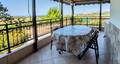 Villa Anna, Nea Chili Alexandroupoli, Apartment 1, includes private Tennis Court