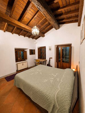 1 habitación, escritorio, tabla de planchar con plancha y wifi gratis 