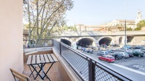 Un balcón con vista a un estacionamiento y un puente.