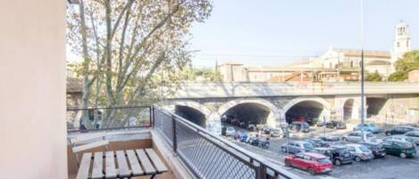 Family Room, Balcony, City View | Outdoor dining