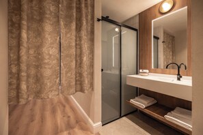 Business-Studiosuite | Badezimmer | Haartrockner, Handtücher, Seife, Shampoo