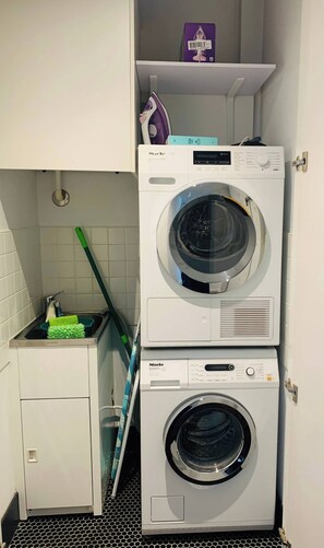 Apartment, 1 Bedroom, Accessible, City View | Laundry - Chic, Spacious Apartment in Iconic Art Deco Building, Potts Point (Sydney)