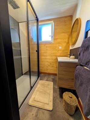 Dusche, Haartrockner, Handtücher, Toilettenpapier