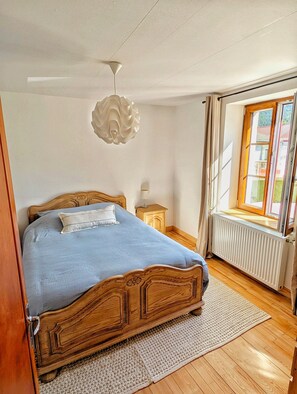 2 bedrooms, travel crib, free WiFi, bed sheets