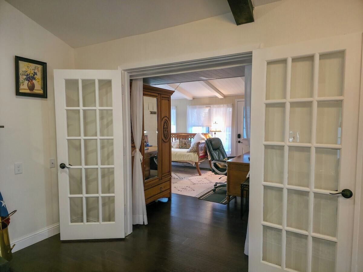 4 bedrooms, desk, iron/ironing board, travel cot