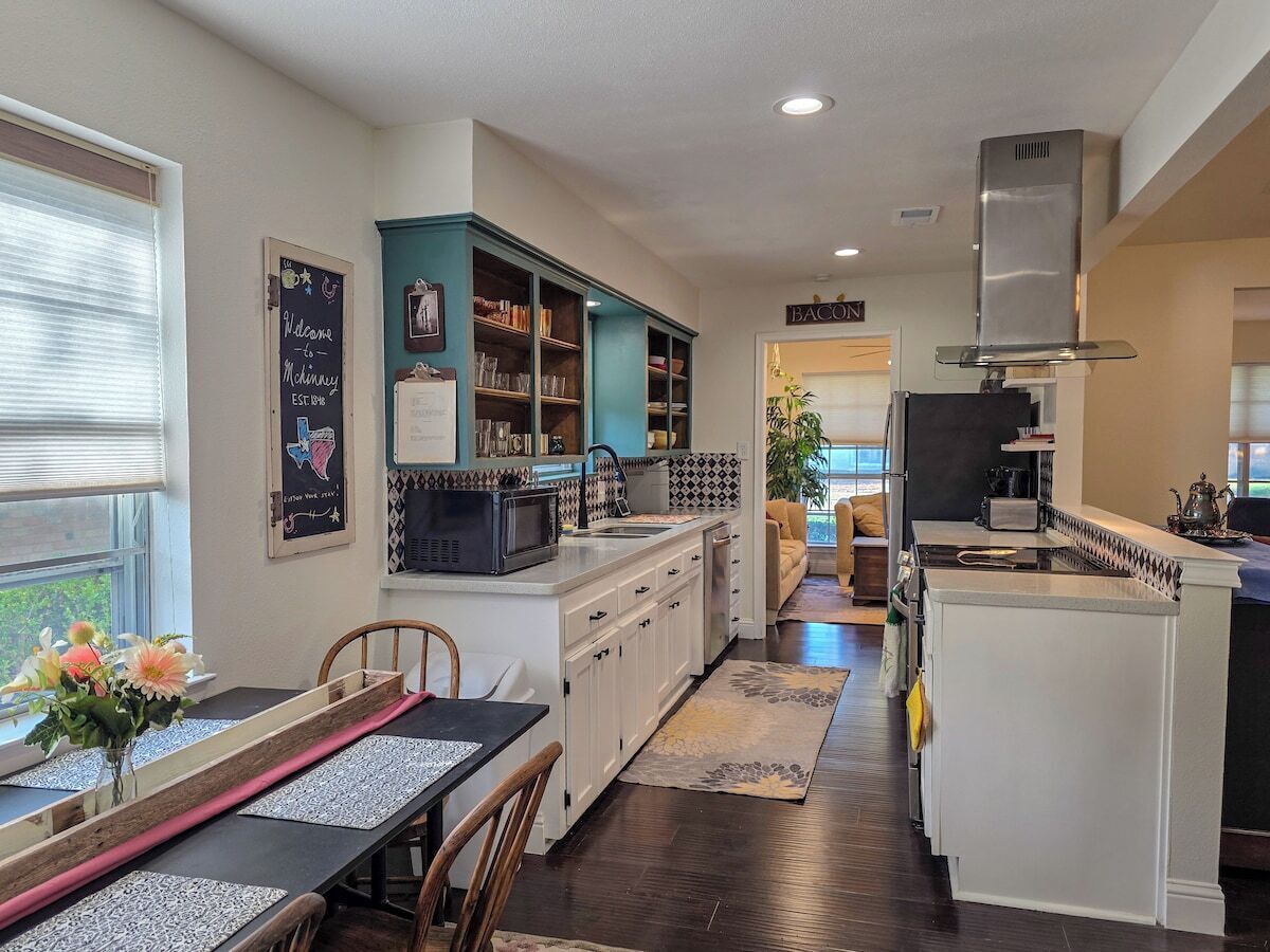 Coffee/tea maker, fridge, microwave, oven