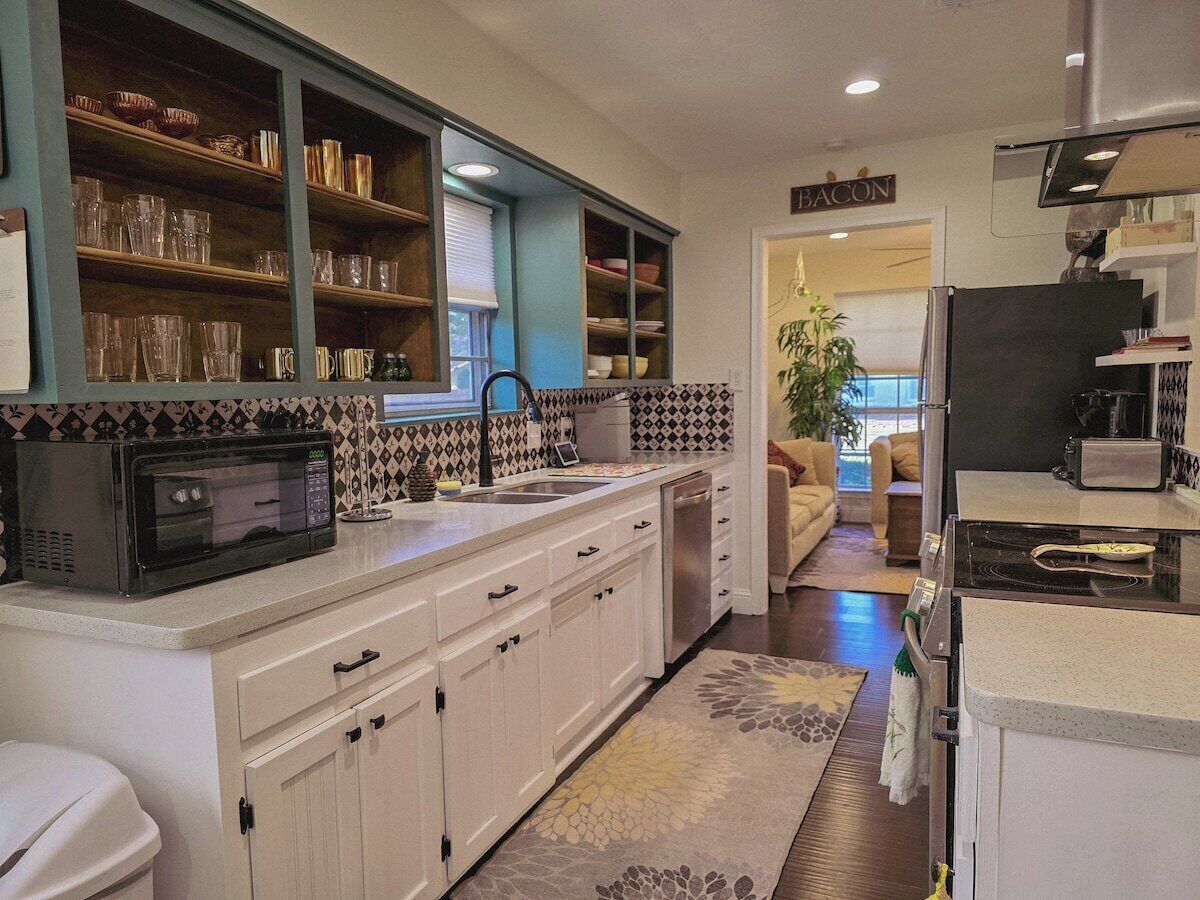 Coffee/tea maker, fridge, microwave, oven
