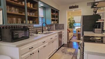 Coffee/tea maker, fridge, microwave, oven