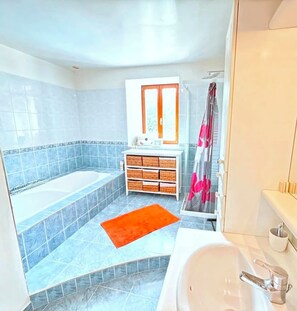 Bathroom - Vrbo Property (Manvieux)