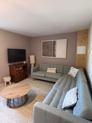 Living area - Vrbo Property (Manvieux)