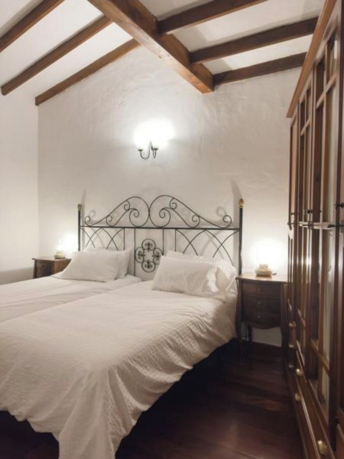 3 bedrooms, iron/ironing board, WiFi (free), bed sheets