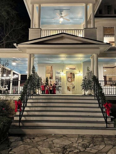 Luxury Victorian Estate with Pavilion, Pond & Group Lodging